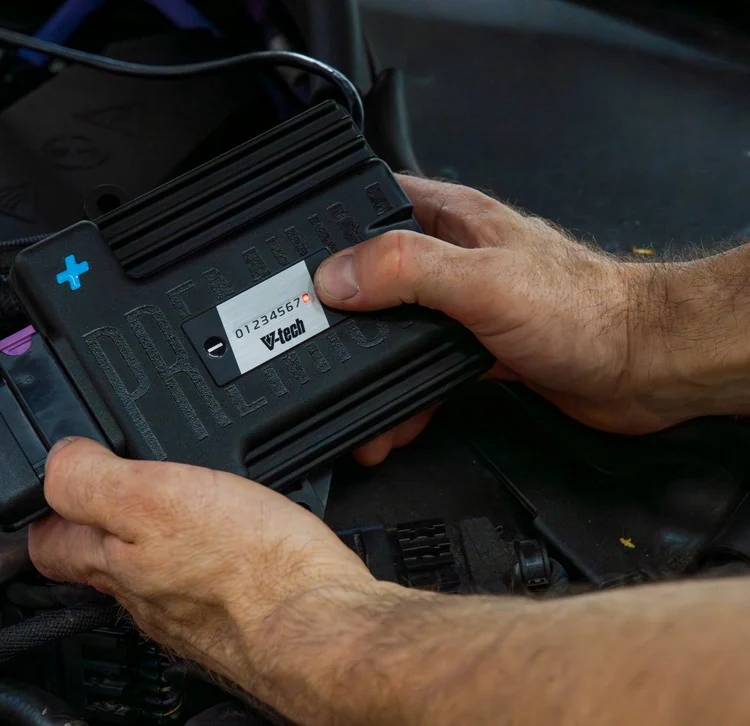 Urządzenie PowerChip V-Tech trzymane podczas konfiguracji